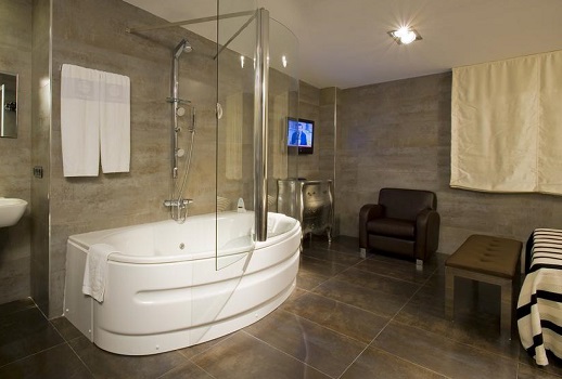 Foto de la Suite del Hotel los Girasoles, una habitación muy espaciosa, elegante y perfecta para disfrutar del jacuzzi de la fotografía