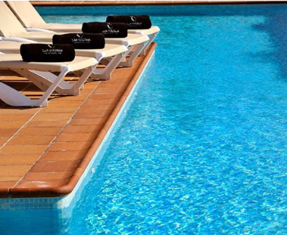 Foto de la piscina con tumbonas que se encuentra en Las Colinas Golf & Country Club Residences