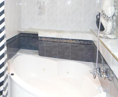 Foto de la bañera de hidromasaje que se encuentra en la Luxurious Villa in La Escuera with Swimming Pool