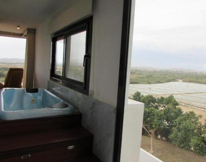 Foto de la Suite Deluxe con Bañera de hidromasaje junto a la cama y con unas increibles vistas desde su terraza.