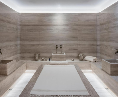 Centro de spa con saunas del hotel Villa Magna en Madrid