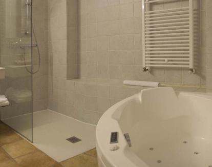 Foto de la Suite para dos adultos con jacuzzi privado en el baño.