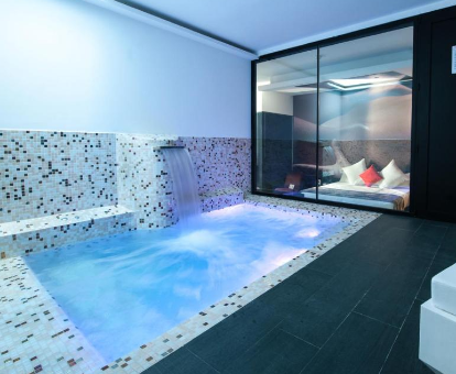 Foto de la piscina privada que se encuentra en la habitación doble del Hotel Loob Madrid