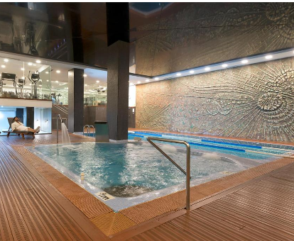 Foto de la piscina cubierta que se encuentra en el spa del Hotel Miguel Ángel de Chamberí