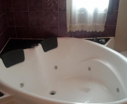 Foto de la bañera de hidromasaje en forma de corazón del Hotel Rural Los Abriles
