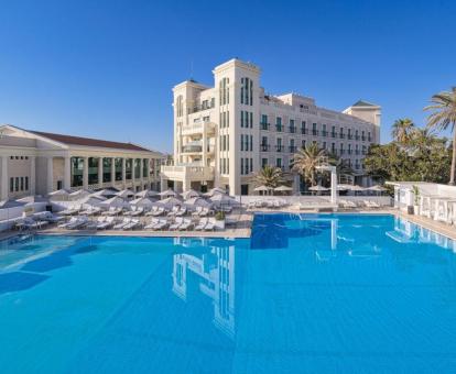 Gran piscina con solarium y tumbonas de este maravilloso hotel de playa.