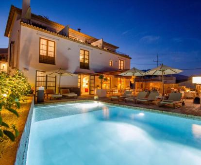 Precioso hotel con encanto con amplia zona exterior y piscina al aire libre.