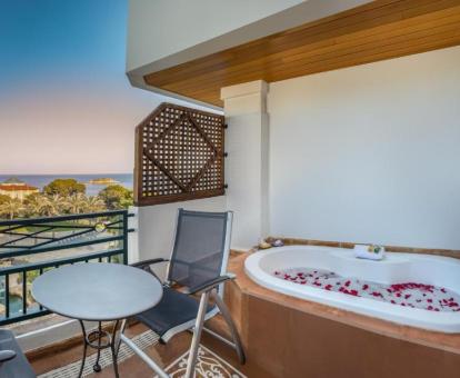 Jacuzzi privado en la terraza de la Habitación Doble Premium con vistas al mar del hotel.