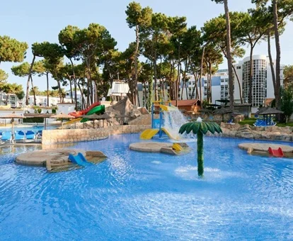 Zona de toboganes en la piscina infantil de baja profundidad para los niños más pequeños