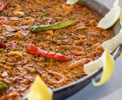Foto de la paella que se sirve en el buffet.