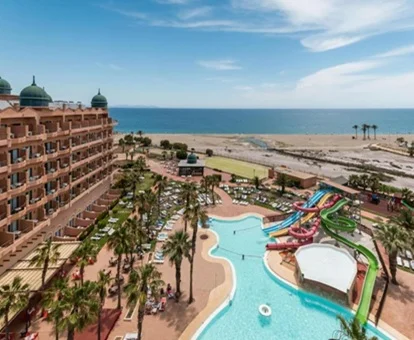 Vista zenital del hotel con la piscina de adultos, los toboganes y la piscina infantil