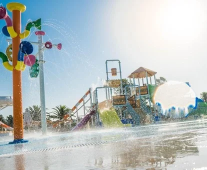 Zona infantil con chorros de agua y toboganes para los más pequeños