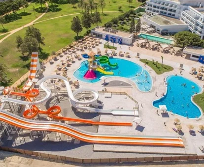 Vista zenital del hotel Costa Ballena Aquafun donde se pueden ver las instalaciones de toboganes, piscina y zona de toboganes infantiles.