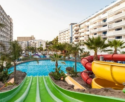 Foto de los toboganes desde la parte superior donde se ve la piscina al fondo