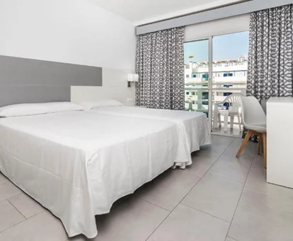 Habitación familiar del hotel con terraza con vistas a la piscina
