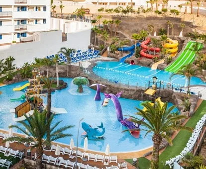 Vista aérea del hotel donde se puede ver los toboganes para adultos y niños y la zona infantil