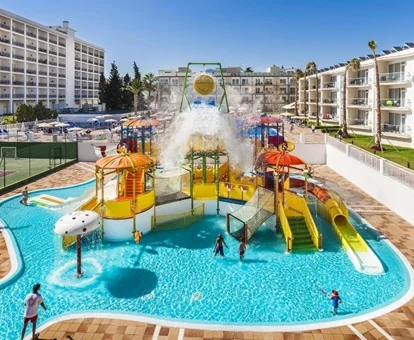 Zona de toboganes infantiles para los niños más pequeños, con atracciones acuáticas para niños y piscina de poca profundidad