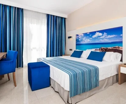Foto de la cama doble, y la terraza que da a la piscina princial