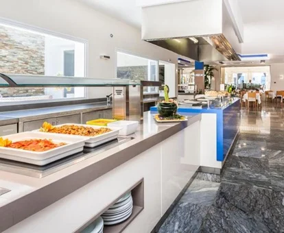 Foto del comedor y la zona de buffet del hotel Globales Playa Estepona