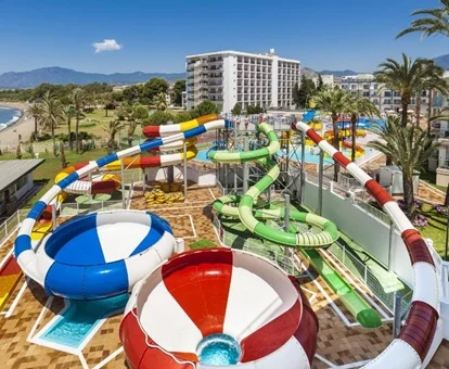 Foto de los toboganes algunos lineales y otros circulares en su parte final en la piscina