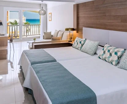 Foto de la habitación familiar para cuatro personas con vistas al mar y dos camas dobles