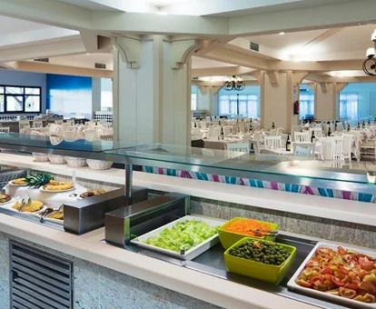 Zona del comedor y buffet con ensaldas y platos principales.