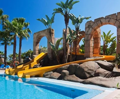 Vista de la piscina con toboganes
