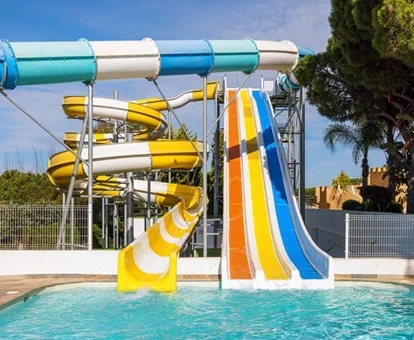 Piscina donde termina la zona de toboganes de adultos y niños