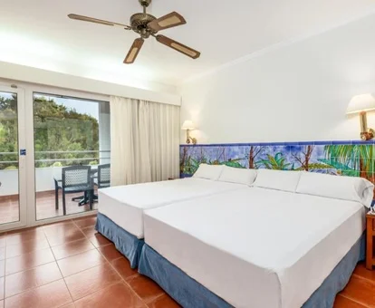 Habitación familiar con vistas a los jardines y las piscinas en el hotel Playacartaya
