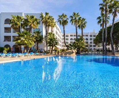 Zona de la piscina y el bar que se encuentra a un lado donde tomar unas copas