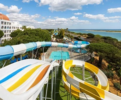 Vista desde la parte alta de los toboganes con las instalaciones, piscina y la playa al fondo