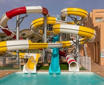 Zona de toboganes del parque acuático del hotel Playamojácar
