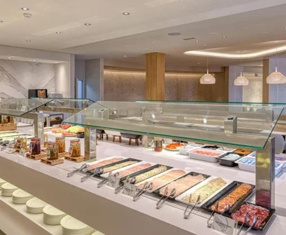 Foto de las instalaciones del comedor y la comida buffet que se sirve en el hotel