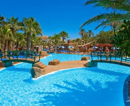 Piscina con dos puentes que pasan por encima para comunicar distintas partes del hotel Playasol