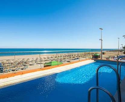 Vista a la playa desde una de las piscinas del hotel Playasol
