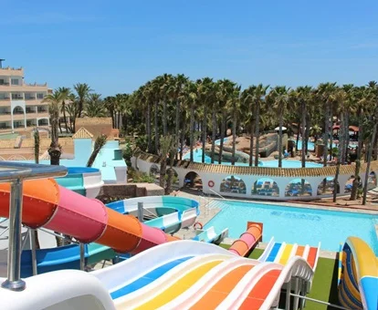 Vista desde la parte superior de los toboganes y con la piscina al fondo del hotel Playasol