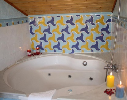 Foto de la bañera de hidromasaje privada que tienes en la Suite del hotel Abadia