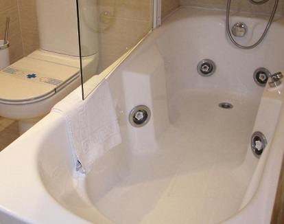 Foto de la bañera de hidromasaje que se encuentra en el baño de la habitación doble donde puede relajarse una persona cómodamente.