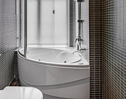 Foto de la bañera de hidromasaje que se encuentra al fondo del baño en la Habitación con cama extragrande y bañera de hidromasaje