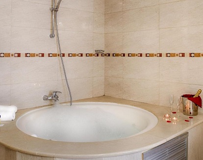 Bañera de hidromasaje de forma circular donde caben 2 personas que es ideal para una noche en pareja.