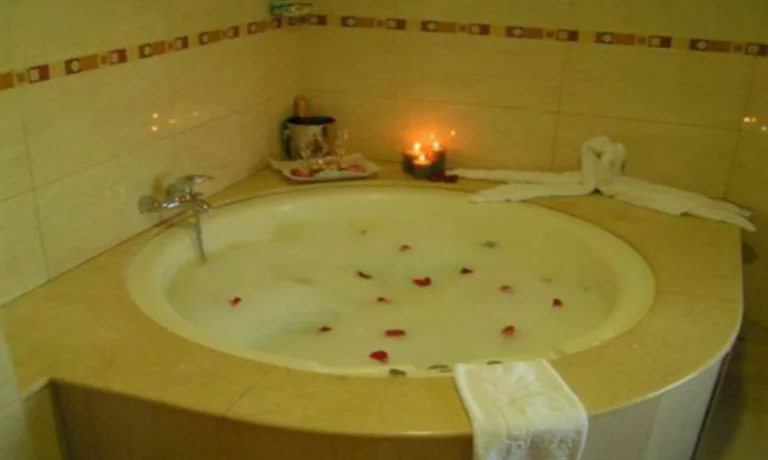 Foto de la bañera de hidromasaje redonda que se encuentra en el baño de la Suite del Hotel Plaza Alaquas