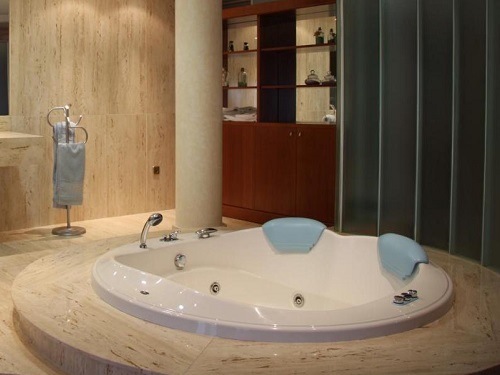 Foto del la bañera de hidromasaje a nivel del suelo en la habitación doble superior en el Hotel Alameda