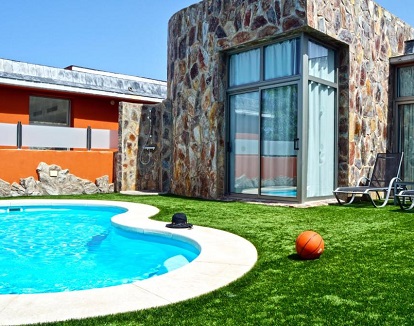 Foto del exterior de la Villa de 2 dormitorios donde puedes tener una piscina privada para tu pareja y tú donde podeis estar relajados en la piscina y tomando el sol con total intimidad.