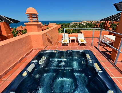 Foto del jacuzzi con vistas al mar que tenemos en la terraza en el Apartamento de lujo de 2 habitaciones con bañera de hidromasaje y que puede utilizarse por 6 personas.