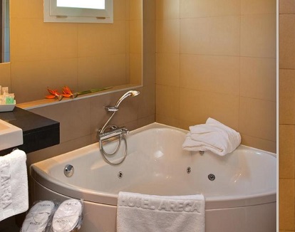Foto de la bañera de hidromasaje circular ideal para dos personas en se encuentra en el baño de la Suite Junior del Hotel Areca.