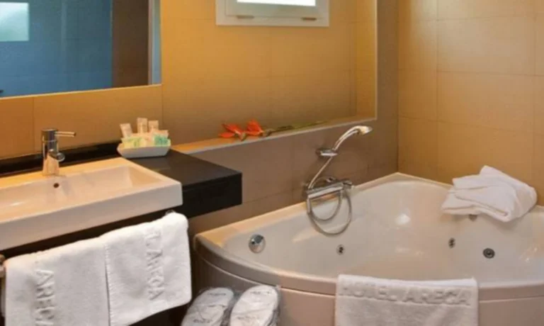 Foto de la bañera de hidromasaje circular ideal para dos personas en se encuentra en el baño de la Suite Junior del Hotel Areca.