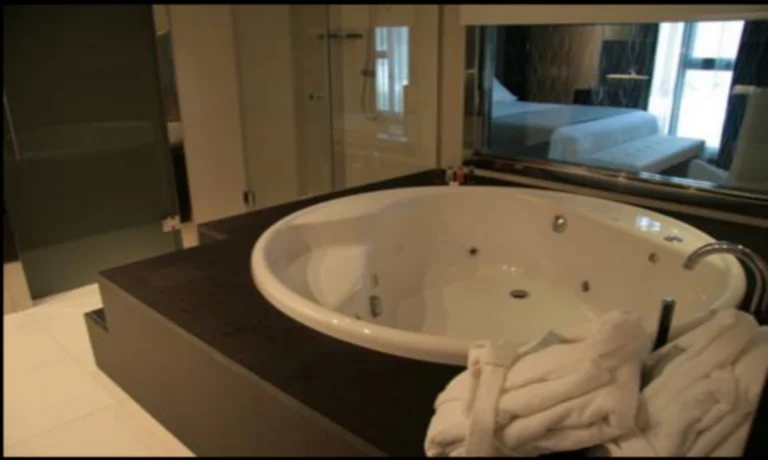Foto del jacuzzi circular que se encuentra frente a la cama en la Suite del Eurostars Arenas de Pinto