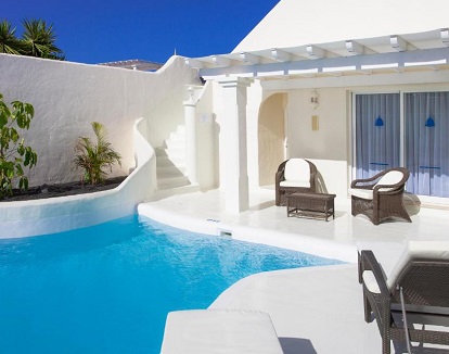 Foto de la piscina privada en la Villa Real con piscina privada exterior para dos personas en la terraza amueblada.