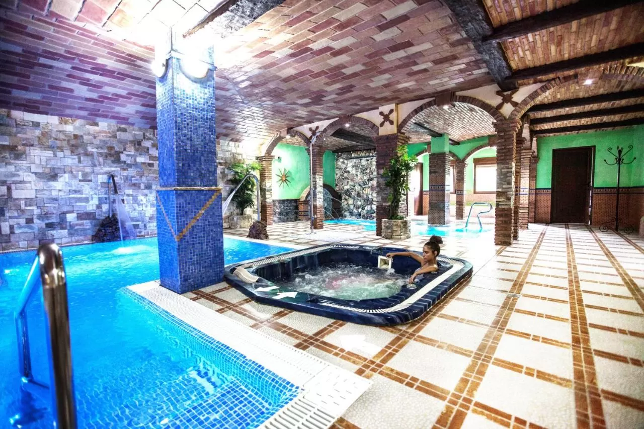 Foto de una chica en uno de los dos jacuzzi que puedes encontrar en la zona de spa en los Alojamientos Rurales Benarum