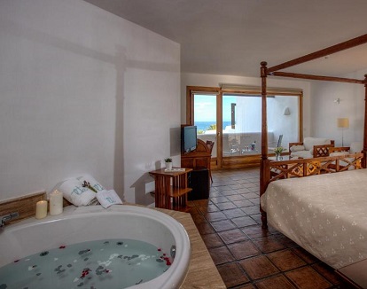 Foto del jacuzzi que se encuentra en la Suite con vistas al mar y bañera de hidromasaje junto a la cama y donde pueden relajarse una pareja cómodamente.